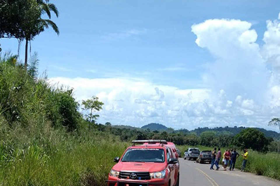 Colisão frontal entre carro e moto deixa um morto e outro gravemente ferido