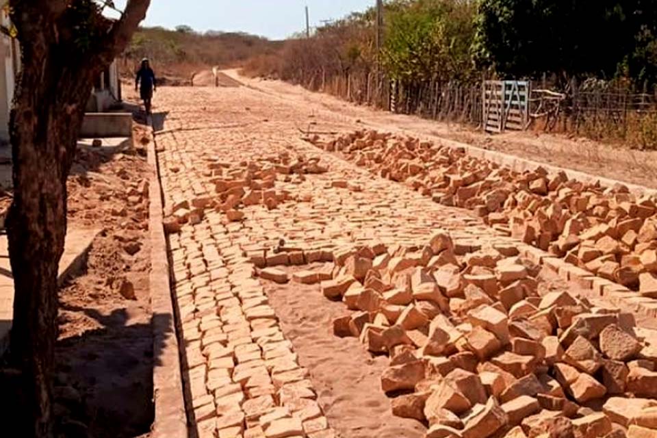 Obra de calçamento na localidade Jureminha/Curral de Pedras é iniciado pela Prefeitura