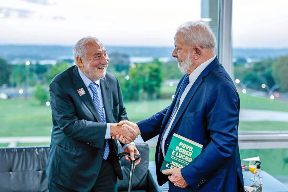 Lula conversa com Stiglitz e agradece apoio às medidas econômicas