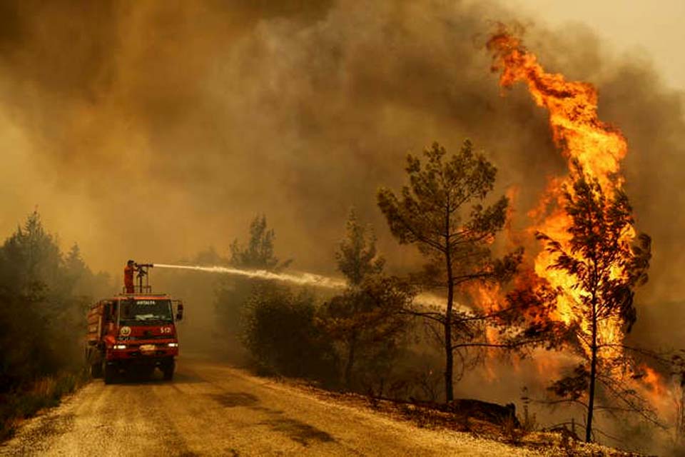 Incêndios causam mortes e devastação no sul da Europa