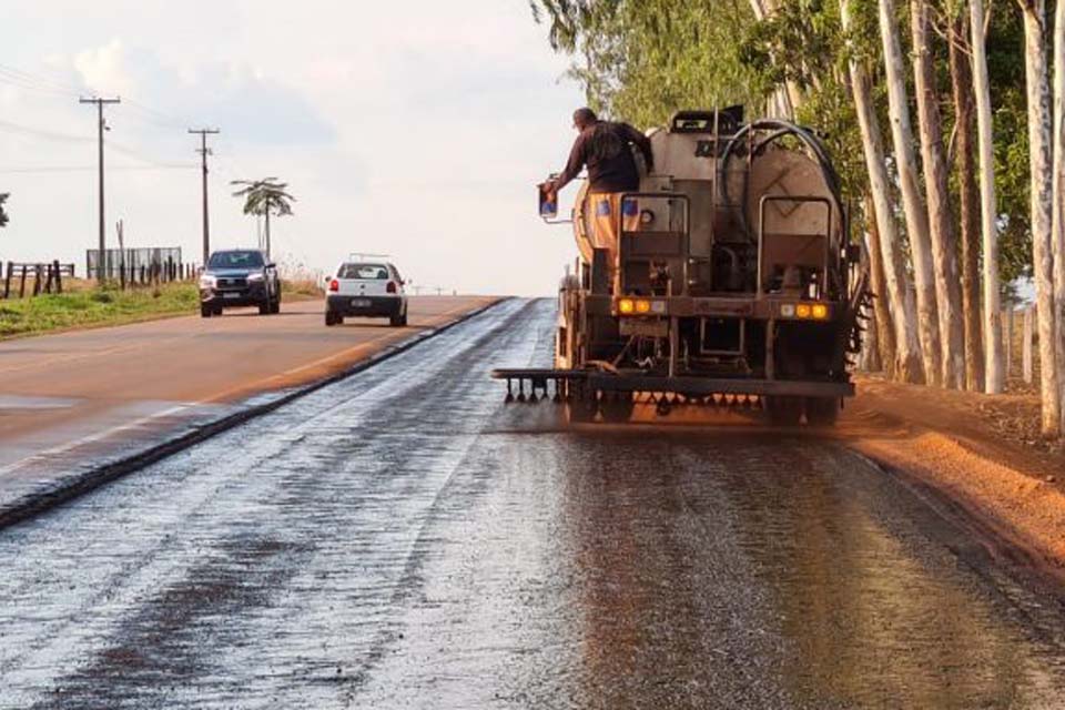 DER inicia aplicação de camada de material asfáltico nos primeiros quilômetros da ciclovia na RO-479, em Rolim de Moura