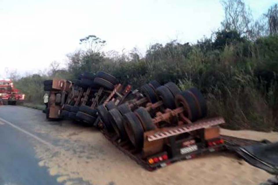 Carreta carregada de grãos tomba na BR 364 em Vilhena