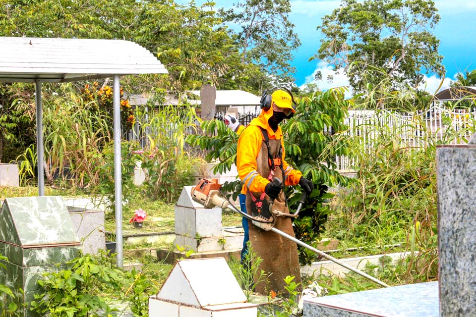 Com liberação da estrada, Prefeitura retoma os serviços de limpeza no Cemitério Santo Antônio