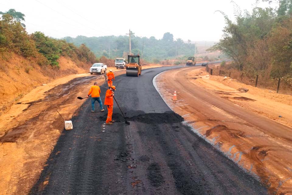 Obras de pavimentação asfáltica avançam na Rodovia-257, na região do Vale do Jamari