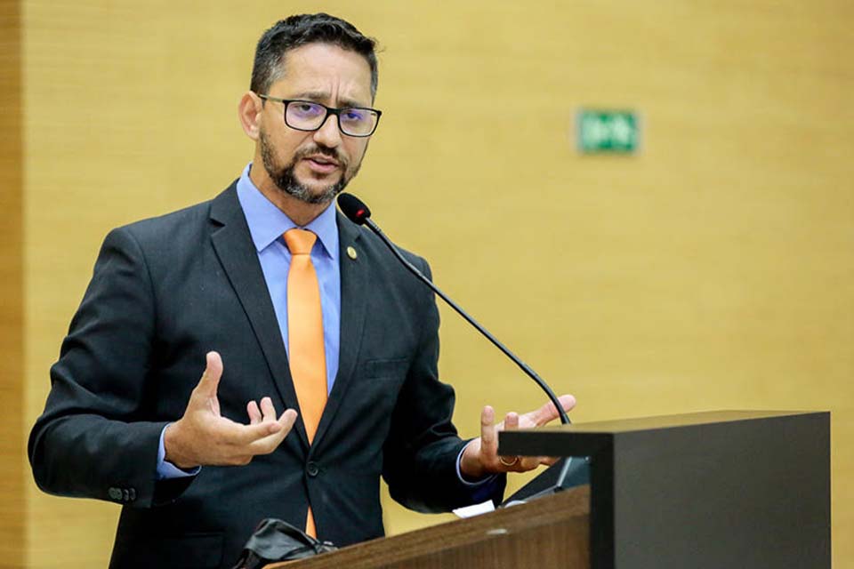 Deputado Anderson cobra da Bancada Federal providências quanto a regulamentação da Lei que concede Isenção do IPI para taxistas e pessoas com deficiência