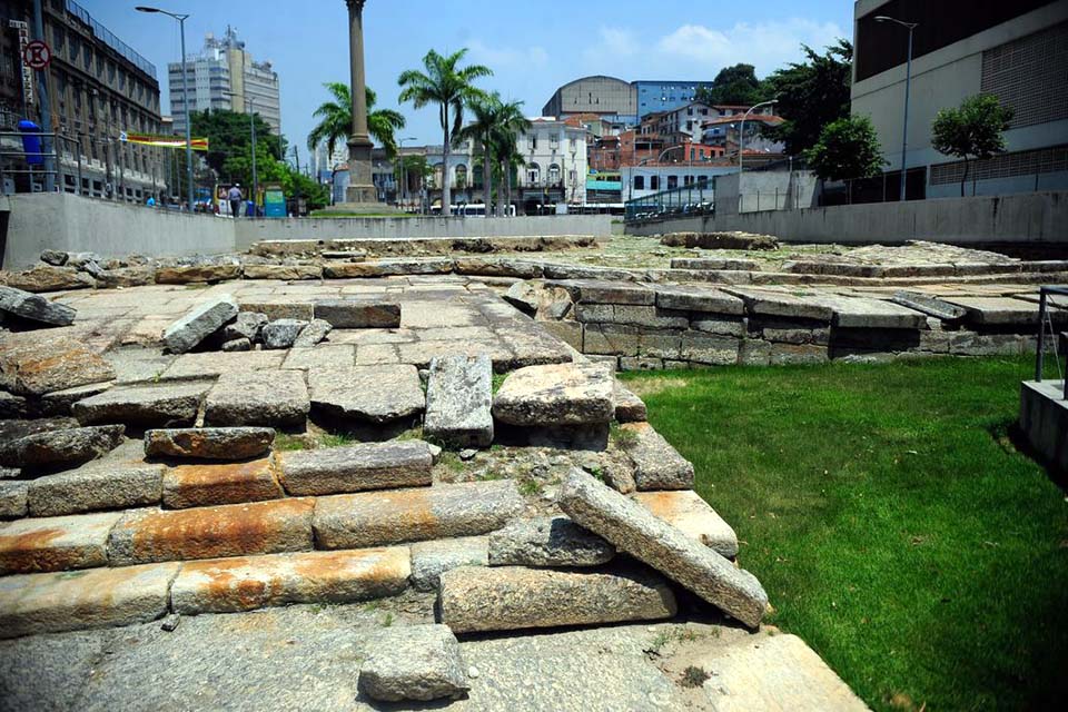 Arqueóloga carioca é premiada por descoberta do Cais do Valongo