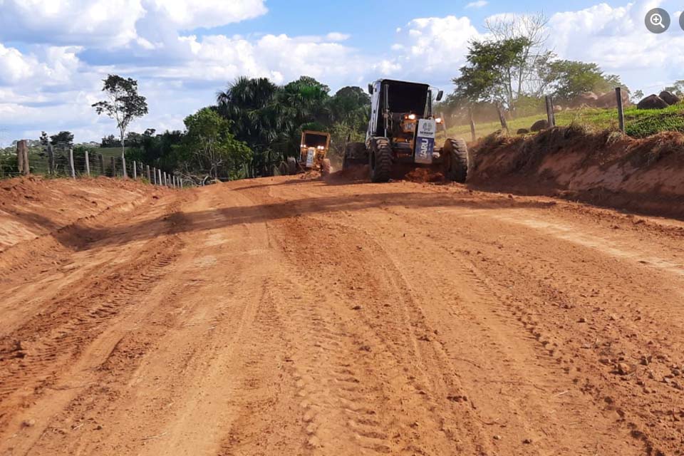 Após concluir patrolamento na Linha 615, Prefeitura de Jaru inicia serviço na 617