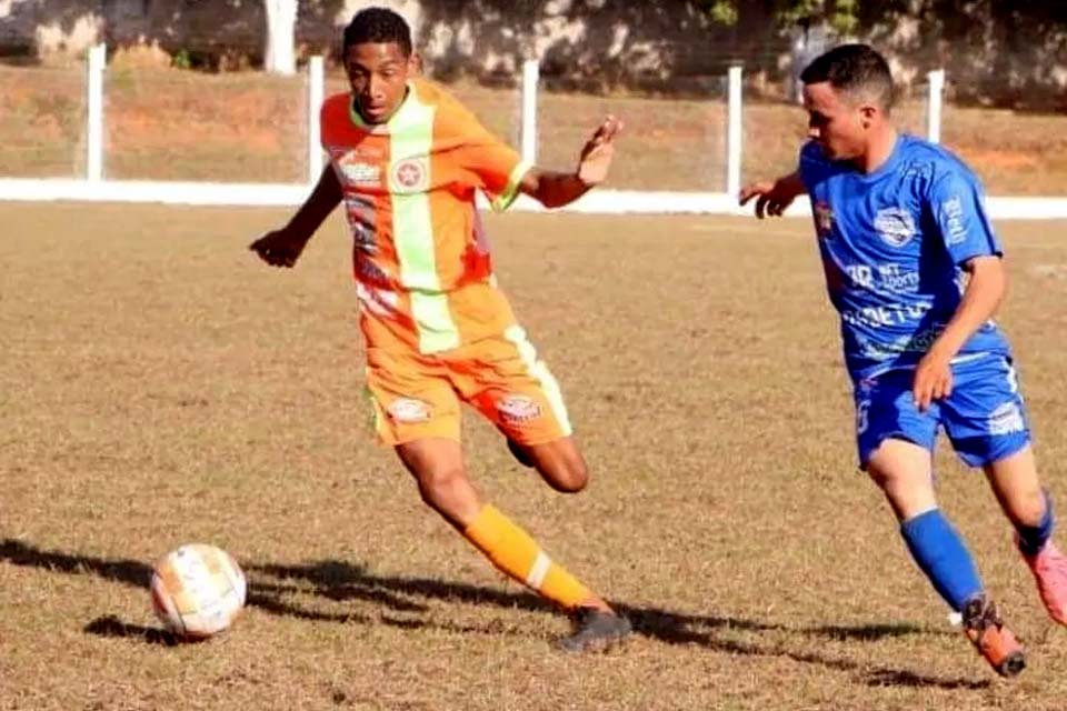 A 80km de sede de clube, jovem treina em comunidade por espaço no futebol: 