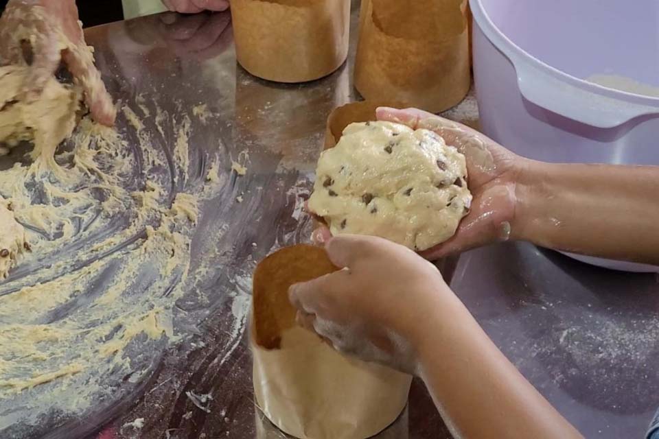 Semeds realiza oficina de fabricação de panetone para mulheres vítimas de violência doméstica.