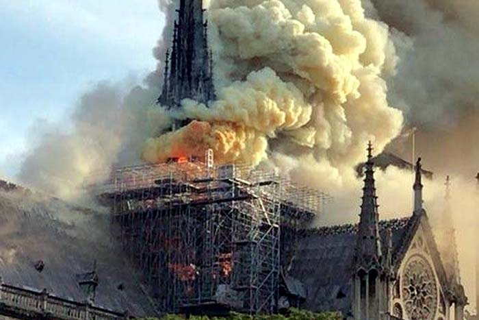 Falha humana atrasou chegada de bombeiros na Notre-Dame
