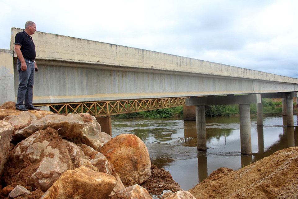 Adelino Follador acompanha obra das cabeceiras da ponte na BR-421 e processo da ponte da RO-459