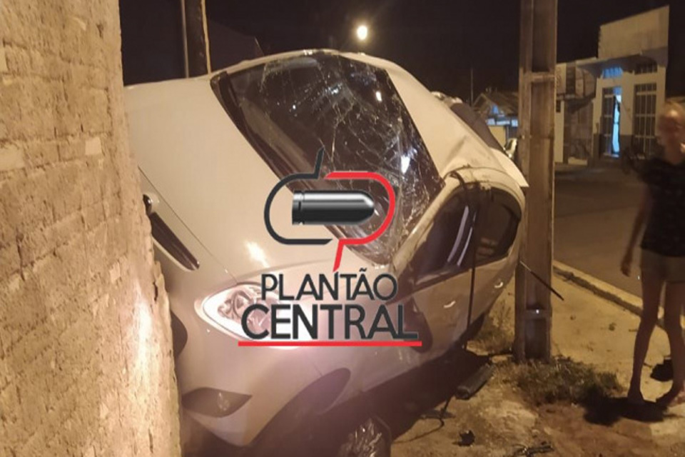 Carro ocupado por família capota após colisão com Pick up em Ji-Paraná