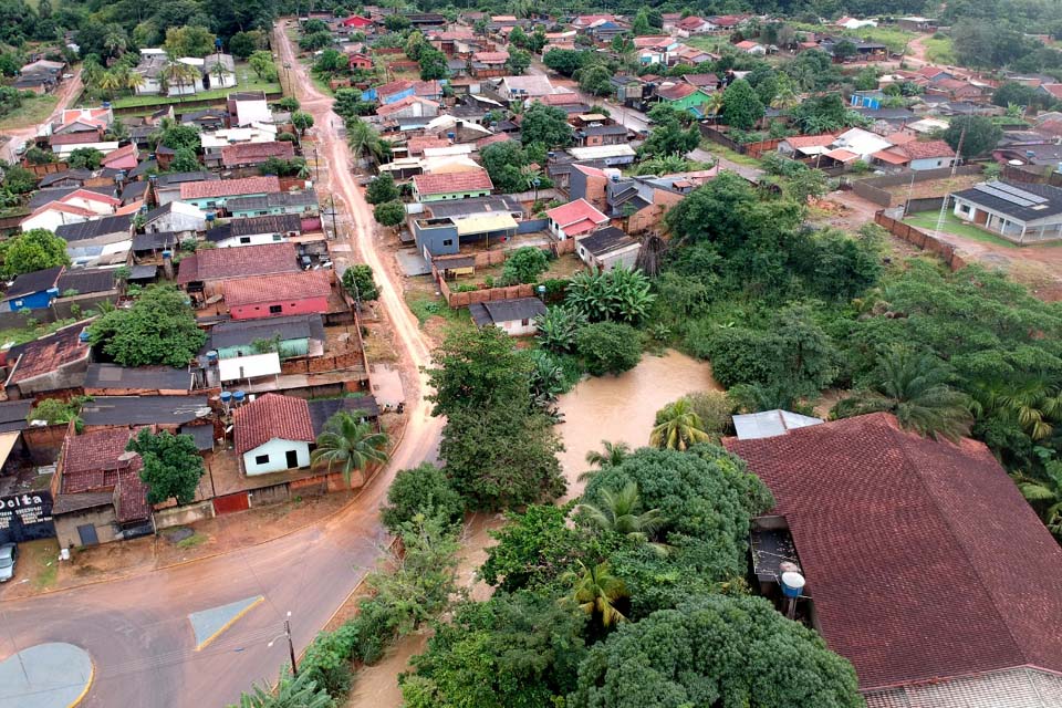 Fortes chuvas transbordam o rio Mororó e deixam varias ruas interditadas e casas alagadas