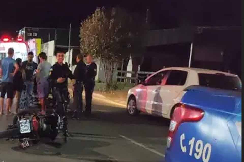 Motocicleta atinge viatura da PM em cruzamento de Ji-Paraná