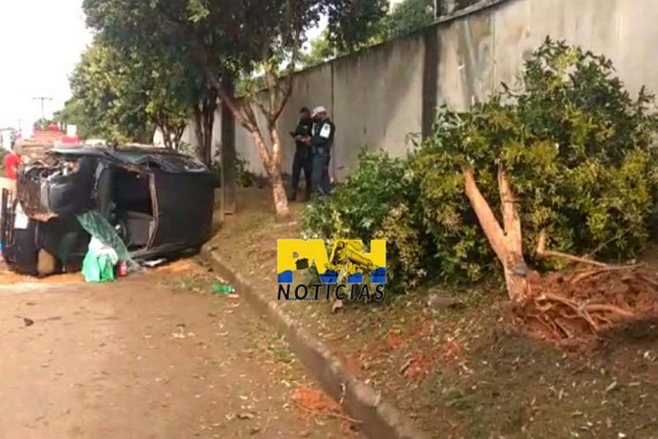 Policial capota carro em acidente no Bairro Novo em Porto Velho