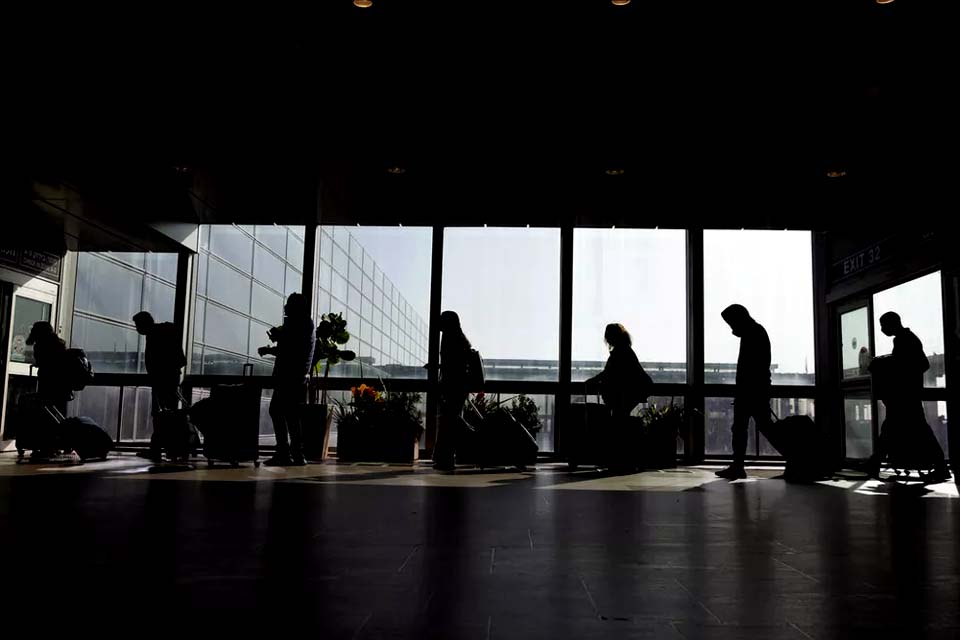 Casal abandona bebê para não pagar passagem extra em aeroporto de Israel