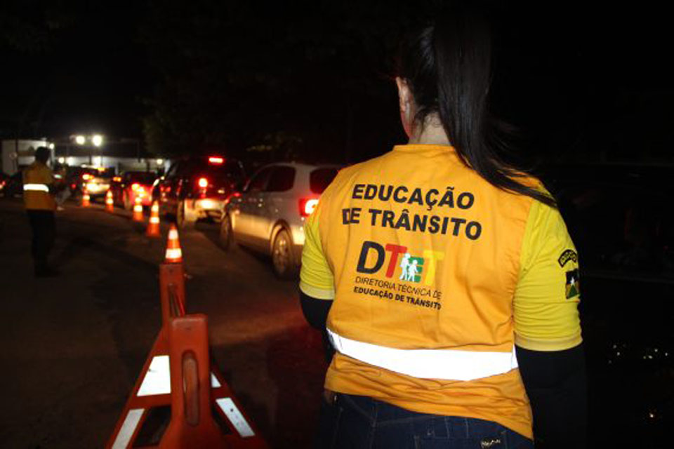 Blitz Educativa orienta condutores sobre cuidados no trânsito em ação do Movimento Maio Amarelo