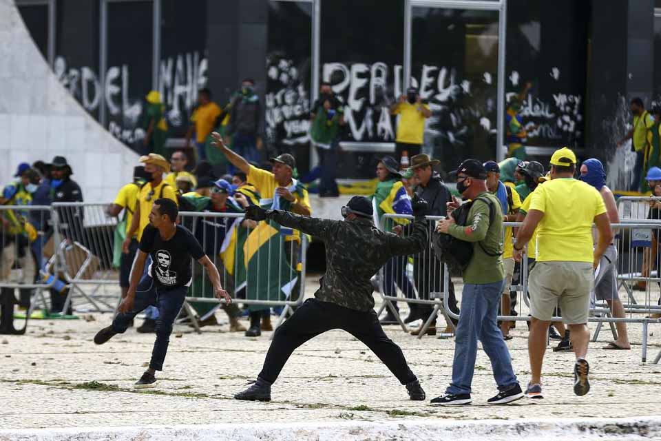 “Brasília de pernas abertas”, por Professor Nazareno