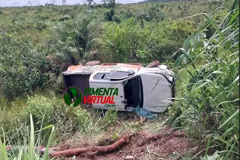 Motorista  socorrido aps capotamento de caminhonete na BR-364 