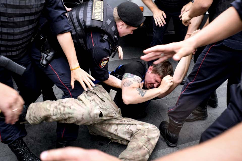 Mais de 200 manifestantes são presos em ato de apoio a jornalista russo