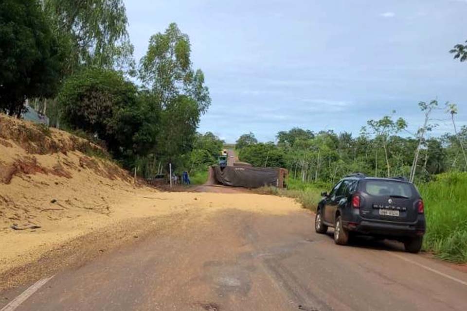 Parte de carreta tomba na RO 370 que liga Corumbiara a Cerejeiras