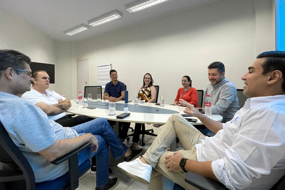 Alan Queiroz discute convênio para apoio logístico aos pequenos empreendedores em reunião na Sebrae