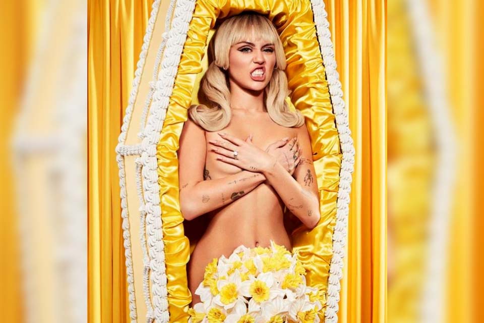 Miley Cyrus vira diabinha e posa pelada em caixão para livro de fotografias