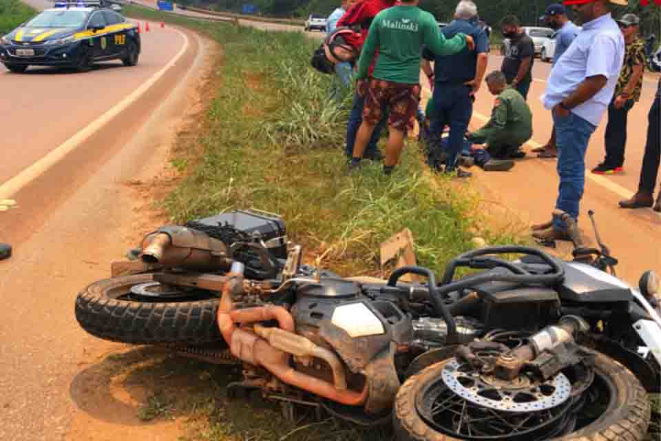 Acidente deixa motorista preso às ferragens e motociclista com fraturas