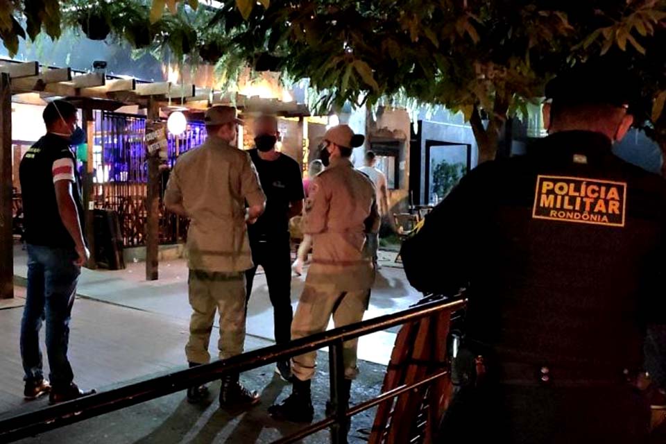 Equipes fragram bares vendendo bebidas alcoólicas fora do horário permitido