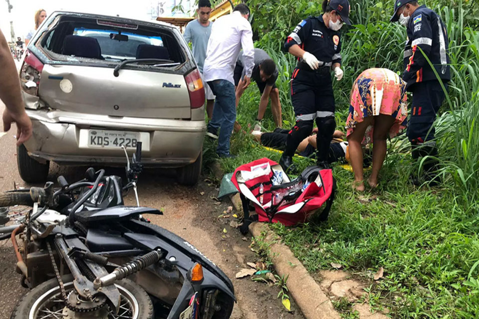 Motociclista fica em estado grave após colidir na traseira de carro estacionado