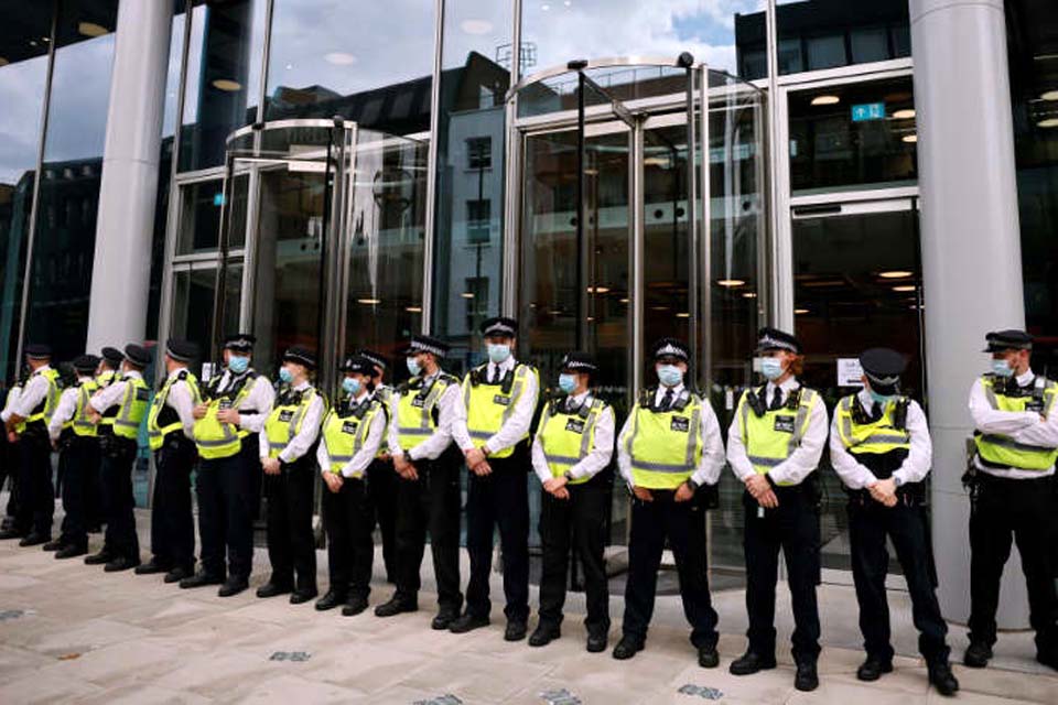 Manifestantes antivacinas invadem sede de canais de televisão em Londres