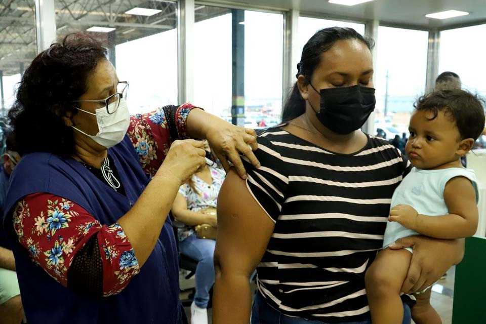 Trabalhadores são vacinados contra a Covid-19 em supermercado da Capital