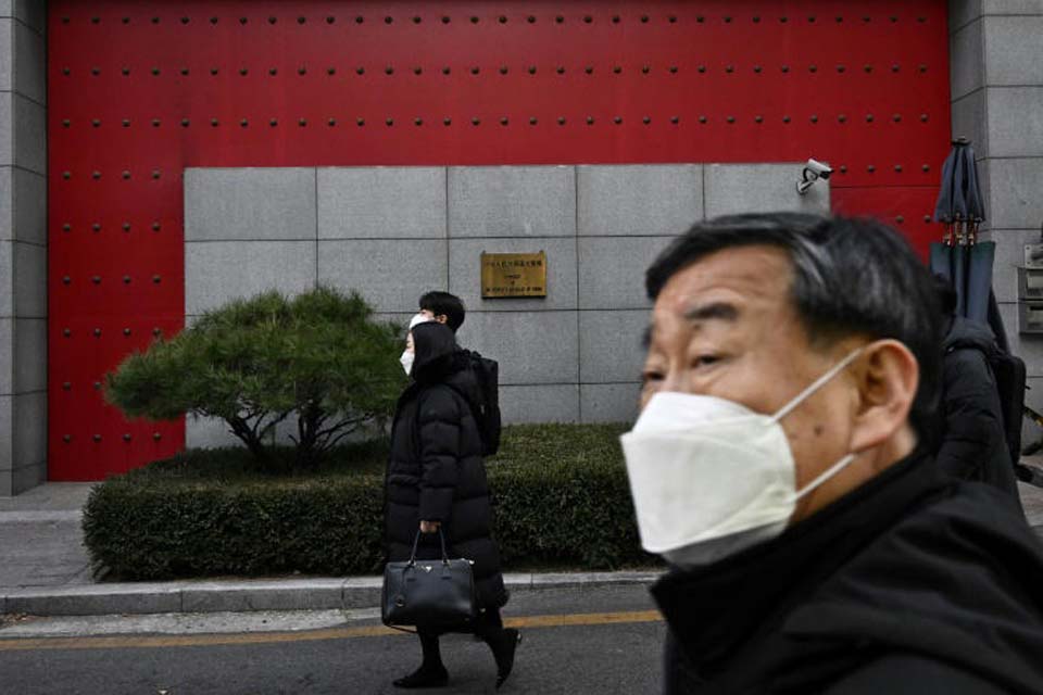 China suspende vistos de curta duração a sul-coreanos e japoneses por ações anticovid