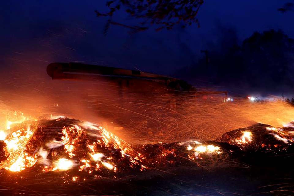 Incêndios florestais avançam na Califórnia e aulas são suspensas