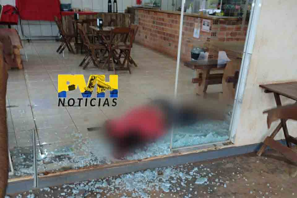 Homem baleado na cabeça em posto de combustível morre no hospital