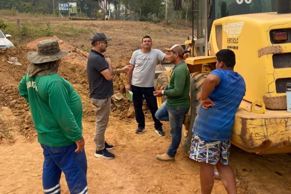 Vereador Paulo Tico fiscaliza obras de recuperação de Ramais na Vila Aliança