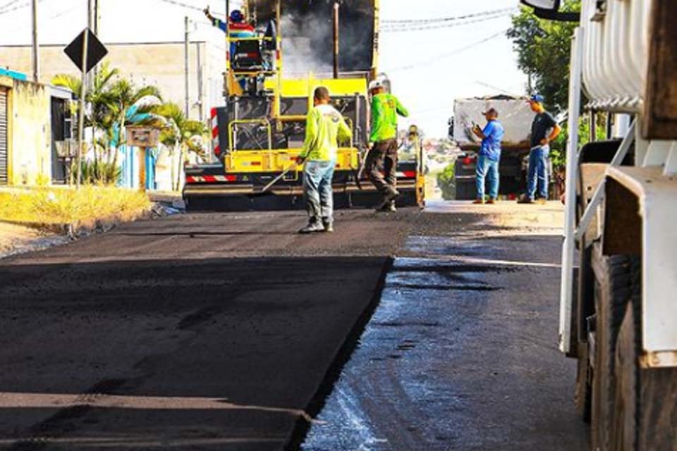  Prefeitura de Ji-Paraná inicia a aplicação da capa asfáltica na rua Rondônia no 1º distrito