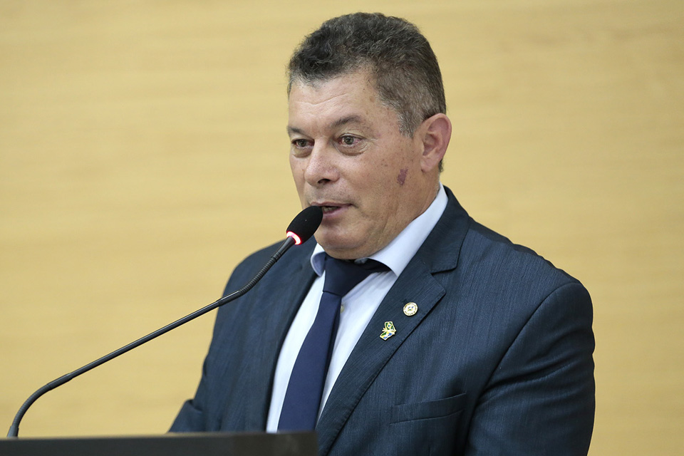 Deputado Edson Martins destina emenda para compra de veículo para Secretaria de Obras de Buritis