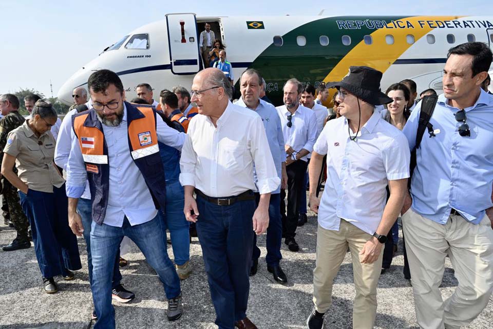 Comitiva em Manaus anuncia obras de dragagem e reforço de brigadistas