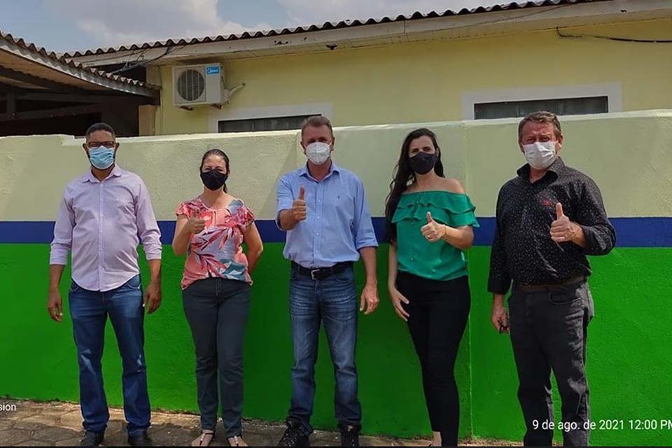 Deputado Luizinho Goebel recebe reivindicação de diretora da Escola Estadual Floriano Peixoto, em Cerejeiras