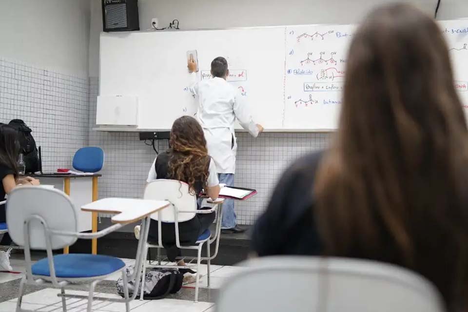 Relatório amplia formação básica do ensino médio para 2,2 mil horas