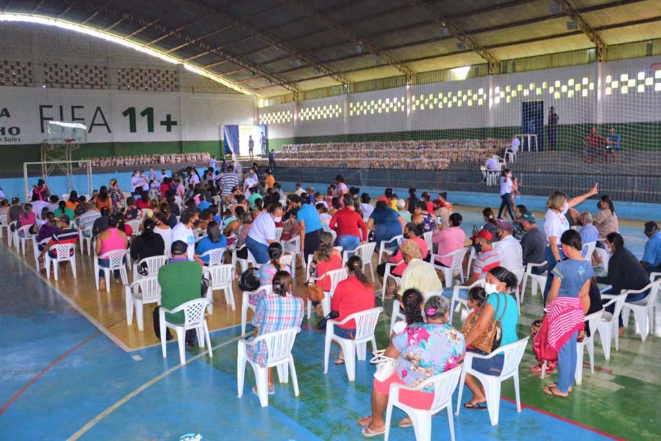 Prefeitura realiza entrega de cestas básicas para famílias inscritas no CadÚnico