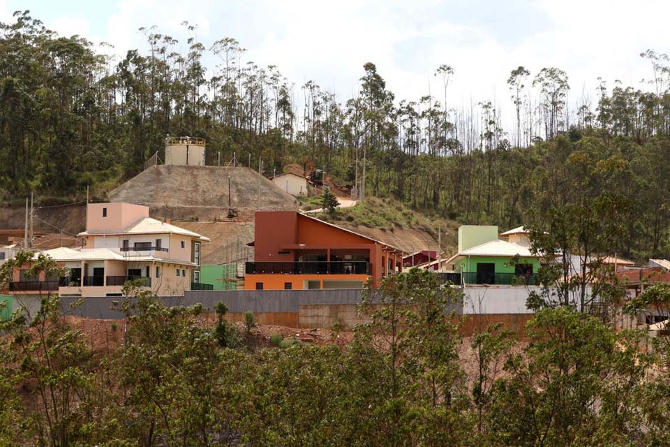 Sete anos e meio após tragédia, 4 famílias recebem casas em Mariana