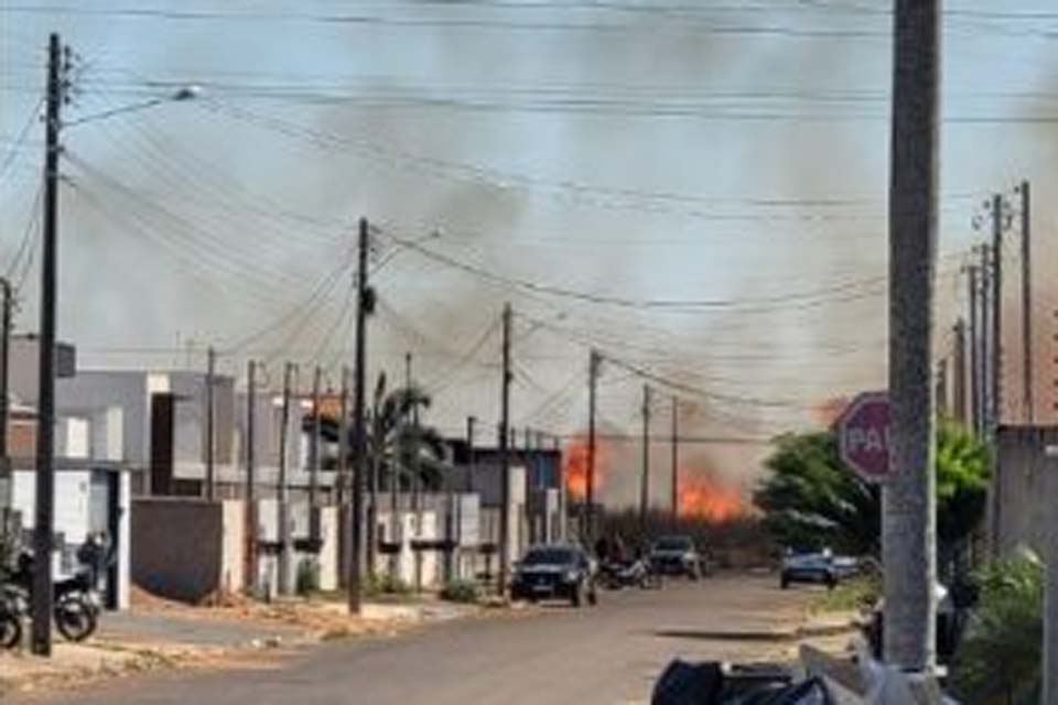 Vilhena: Fogo consome vegetação próximo ao Residencial Alvorada e preocupa moradores