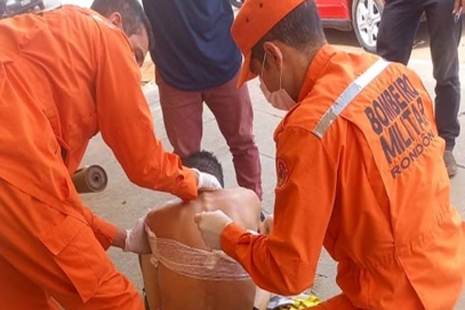 Homem esfaqueado pede socorro em distribuidora de bebidas 