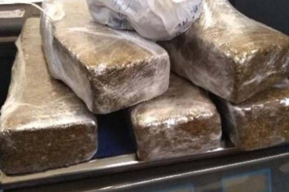 Homem é preso com mais de 4 kg de maconha após retirar de transportadora