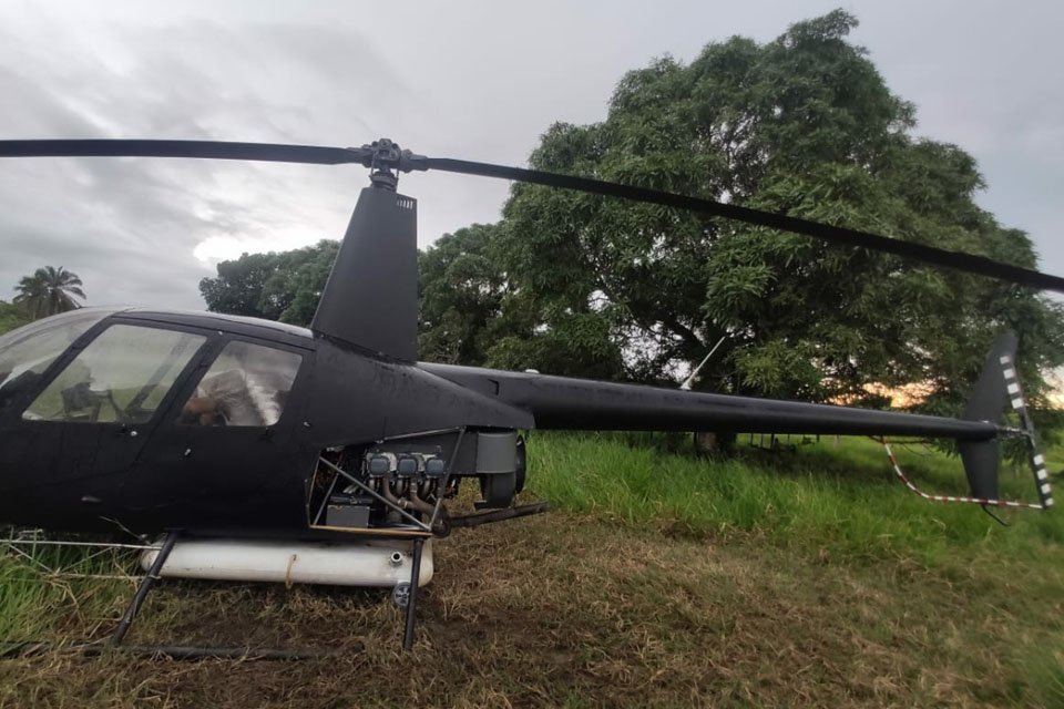 PM apreende helicóptero em situação irregular que pousou na linha 627 