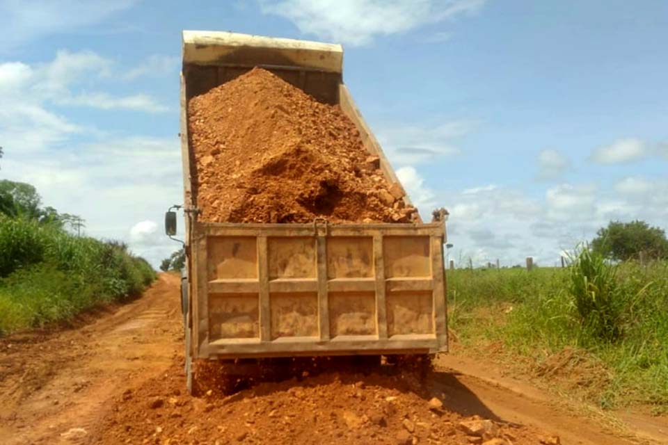 Departamento de Estradas de Rodagens realiza melhorias na RO-464 entre o município e distrito Palmares