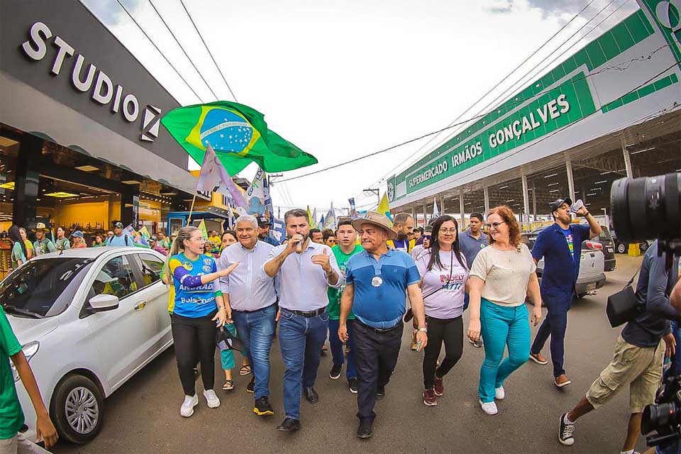 Candidato ao governo Marcos Rogério arrasta multidão em caminhada na zona Sul de Porto Velho