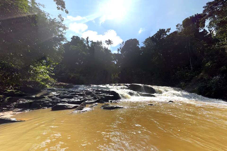 PM flagra 100 pessoas em cachoeira e grupo é denunciado por promover aglomeração